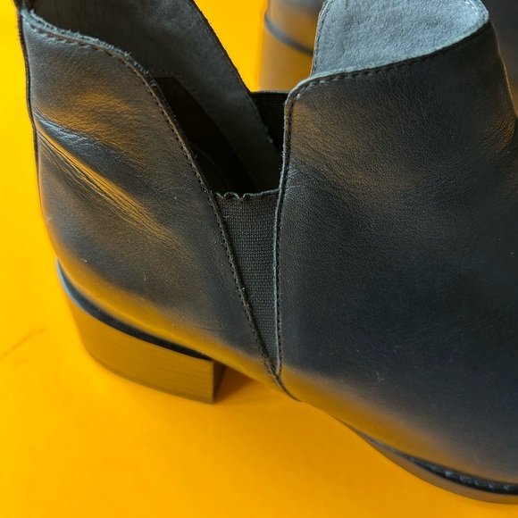 Seychelles Sleek Black Leather Pull On Ankle Boots   Size 9.5 - Picture 2 of 12